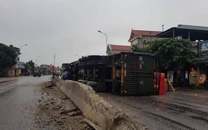 Tài xế buồn ngủ, xe đầu kéo cày nát dải phân cách, lật giữa QL1A