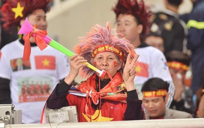 CĐV Việt Nam bị tịch thu kèn vuvuzela vì gây ồn ào nơi đất khách UAE