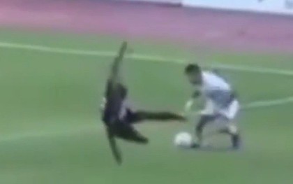 Bàng hoàng trước cảnh cựu đội trưởng tuyển Indonesia triệt hạ thẳng vào đầu gối đối thủ nhưng quyết định của trọng tài khiến tất cả ngã ngửa
