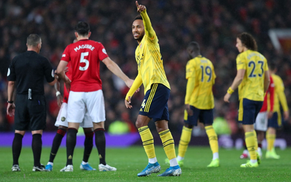 VAR bẻ còi giúp Arsenal cầm hòa MU ngay tại Old Trafford