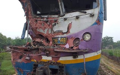 Ninh Thuận: Tàu hỏa tông đứt đôi xe container