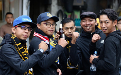 Bỏ ngoài tai lời cảnh báo, fan cuồng Malaysia check in bia hơi Hà Nội, đi lại rầm rộ trên đường phố thủ đô