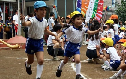 Cậu bé liên tục ngã trong hội thao ở trường, tuy nhiên phản ứng của bạn bè cùng lớp mới thấy ở Nhật người ta giáo dục tốt ra sao