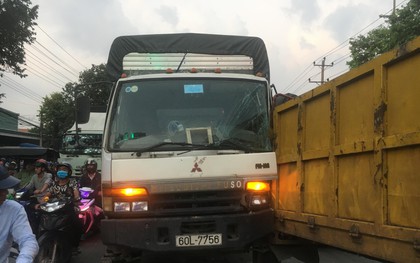 Bình Dương: Kinh hoàng thùng container tuột khỏi đầu kéo văng trúng đầu xe tải, tài xế hoảng hồn nhảy khỏi vô lăng