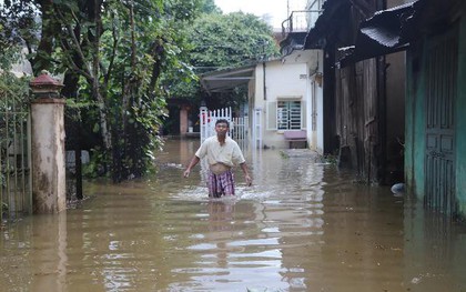 Mưa lớn kéo dài, hơn 100 nhà dân ở Bảo Lộc ngập sâu trong nước