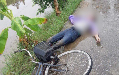 Sau khi thấy đôi dép và chiếc xe đạp bên sông, người dân bàng hoàng phát hiện thi thể nam thanh niên dưới sông