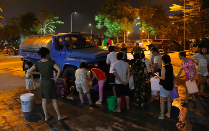 Ảnh: Người dân ở nhiều khu đô thị Hà Nội thức trắng đêm, xếp hàng chờ nhận từng xô nước sạch