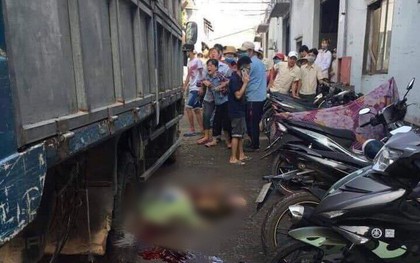Bình Dương: Nữ tạp vụ đang quét dọn trong công ty bị xe tải lùi cán tử vong, người thân gào khóc tại hiện trường