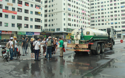 Doanh nghiệp thừa nhận dùng xe téc chở nước tưới cây xanh đưa nước sạch miễn phí cho người dân Hà Nội
