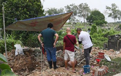 Khai quật mộ của người bà quá cố, người đàn ông kinh hãi phát hiện ra bên trong quan tài chỉ có toàn thú nhồi bông