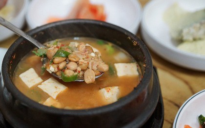 “Súp xác thối” Hàn Quốc: nghe có vẻ khó ăn nhưng lại là đặc sản nổi tiếng của xứ sở kim chi