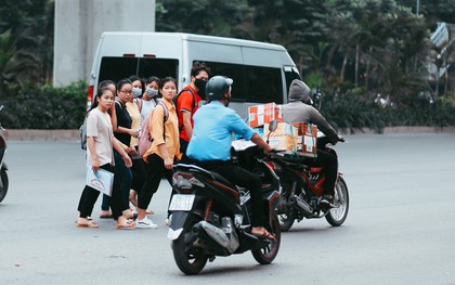 Nóng mắt cảnh sinh viên Hà Nội dàn hàng cả chục người băng đường qua đại lộ đầy nguy hiểm, dù cầu đi bộ chỉ cách đó mấy chục mét