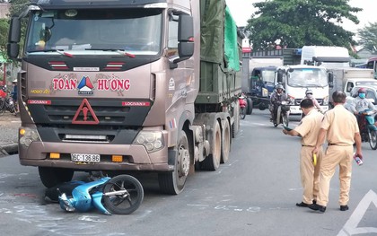 TP. HCM: 2 vợ chồng trẻ bị xe container cán tử vong trên đường đưa con đi học, bé gái 5 tuổi bị thương nặng