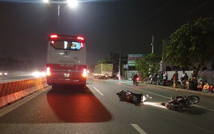 Bình Dương: Hai xe máy tự va quẹt ngã ra đường vì nói chuyện khi lưu thông, người đàn ông bị xe khách cán tử vong