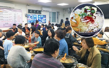 Từ món ăn ra đời trong khó khăn, lẩu quân đội lại trở thành món quốc dân của Hàn Quốc, phải xếp hàng dài chờ ăn thế này