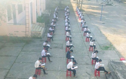 Choáng trước cảnh học sinh Hậu Giang ngồi giữa sân trường làm bài thi, có muốn quay cóp cũng khó mà được