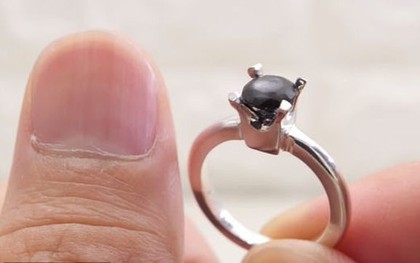 Youtuber gây sốt với chiếc nhẫn đính hôn làm từ móng tay tích suốt 1 năm trời, nhìn thoáng qua cứ ngỡ đá quý