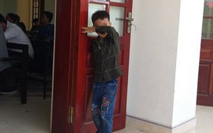 Xót xa đứa trẻ 7 tuổi xin nghỉ học đến tòa để được gặp bố