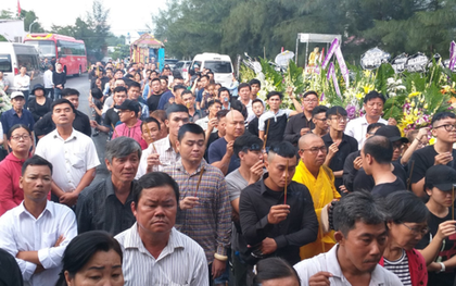 Hình ảnh đau xót: Hàng trăm người đội mưa đưa tiễn 3 người chết trong xe Mercedes dưới kênh nước về nơi an nghỉ cuối cùng