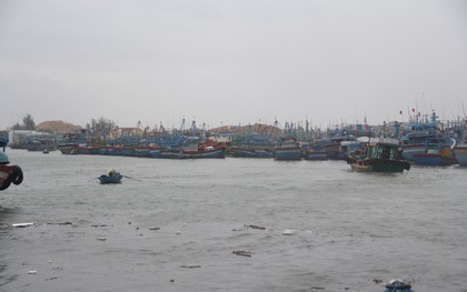 Bão số 5 tiến sát Bình Định: Đóng cửa sân bay, sẵn sàng di dân