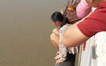 Hà Nội: Người phụ nữ bỏ lại con nhỏ trèo qua lan can cầu Chương Dương khóc lóc khiến nhiều người hoảng sợ