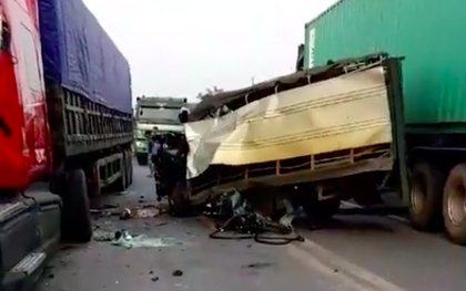 Hà Nam: Va chạm kinh hoàng giữa xe tải và container 2 người bị thương nặng