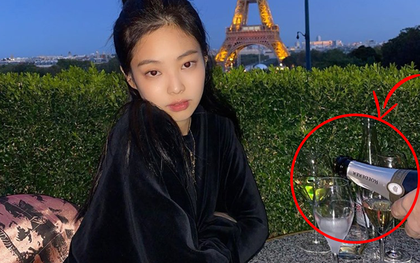 Chỉ với 1 chai rượu sâm panh “lấp ló” trong ảnh check-in tháp Eiffel, Jennie đã được netizen khen ngợi hiếu thảo với mẹ hết lời