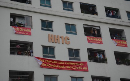 Hà Nội: Thực hư thông tin yêu cầu cư dân chung cư Linh Đàm không treo băng rôn đòi sổ hồng vì băng rôn có độc
