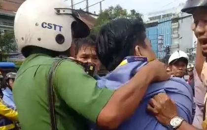 Đình chỉ công việc đối với tài xế xe buýt cầm dao đâm tài xế GrabBike bị thương ở Sài Gòn