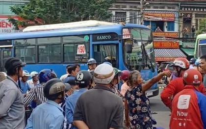 Va chạm giao thông, tài xế xe buýt dùng hung khí đâm bị thương tài xế GrabBike ở Sài Gòn