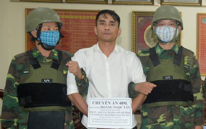 Hà Tĩnh: Bắt đối tượng trang bị súng, đi xe máy chở 6 bánh heroin