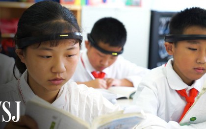 Tưởng vòng "kim cô" chỉ xuất hiện trong phim, hóa ra học sinh Trung Quốc thời nay cũng phải đeo thiết bị giống hệt vậy