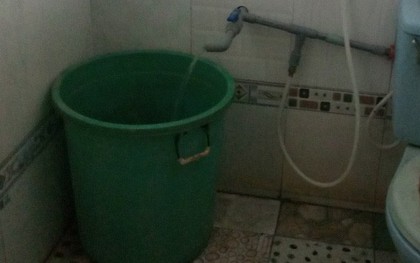 Người mẹ bàng hoàng khi phát hiện xác con gái 3 tuổi trong bồn nước