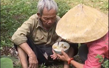 Nghe tin cụ ông đi lạc kiệt sức trên núi, hai mẹ con mang bát cơm vừa nấu xong lên tiếp sức và hỗ trợ tìm giúp người thân