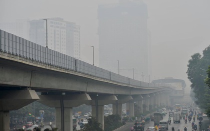 Chùm ảnh: Giữa trưa, nhiều tòa nhà cao tầng ở Hà Nội vẫn ẩn hiện trong lớp sương bụi mù mịt