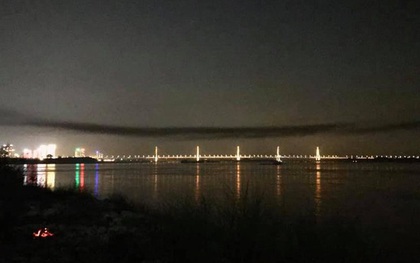 Chủ tịch Hà Nội nói gì về dải khói đen lạ trên cầu Nhật Tân?