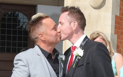 "Ông bố đồng tính đầu tiên của nước Anh" kết thúc cuộc hôn nhân 32 năm với chồng để cưới... bạn trai của con gái
