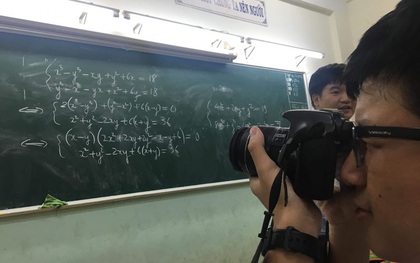 Thầy giáo cấm dùng điện thoại chụp ảnh bài giảng, nam sinh đầu tư hẳn máy ảnh khiến thầy đứng hình