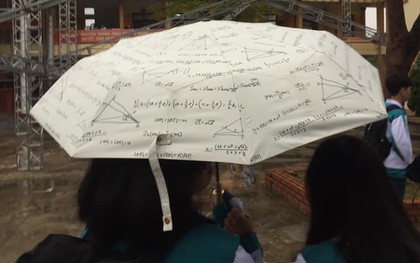 Đăng ảnh đi học ngày mưa gió, học sinh trường người ta bất ngờ nhận được bão like vì chiếc ô in hình công thức môn toán