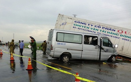 Xe khách chở các nhà sư tông xe container, 2 người chết và 11 người trọng thương
