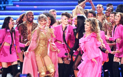 Những sân khấu đáng chú ý của AMAs 2019: Taylor Swift quyền lực, Selena Gomez mờ nhạt, Lizzo lăn ra... khóc trên sân khấu!