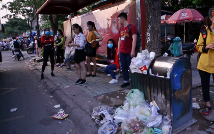 Clip: Sinh viên Sài Gòn khốn khổ ngửi mùi rác trong khi... chờ xe buýt