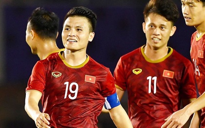 Quang Hải tươi cười rạng rỡ sau khi ghi bàn trong lần đầu đeo băng đội trưởng ở SEA Games