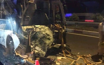 Đồng Nai: Ô tô khách nát đầu sau khi tông xe container trên cao tốc, 3 người nguy kịch