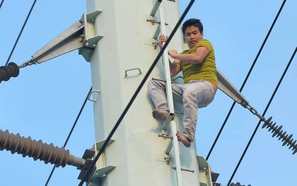 Hà Nội: Nam thanh niên trèo lên cột điện cao thế, tự trèo xuống sau 2 tiếng cố thủ