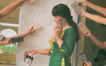Đu hot trend tone-sur-tone, cô giáo chụp ảnh với loạt iPhone sang chảnh khiến dân mạng được dịp "sáng mắt"