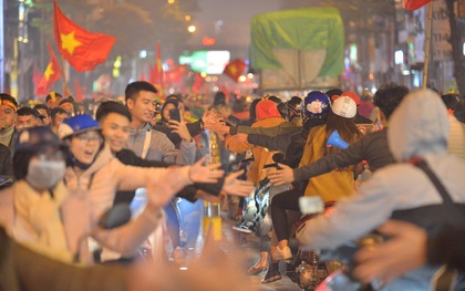 "Sóng đỏ" cuồn cuộn trên đường phố Hà Nội, lại một đêm người dân không ngủ mừng chiến thắng lịch sử của bóng đá Việt Nam