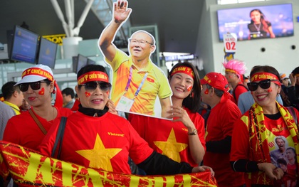 Hàng trăm CĐV nhuộm đỏ sân bay, lên đường sang Philippines "tiếp lửa" cho ĐT Việt Nam trong trận chung kết SEA Games 30