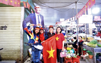 Tiểu thương Đà Nẵng treo cờ kín chợ, nghỉ bán sớm để "đi bão" cổ vũ U22 Việt Nam