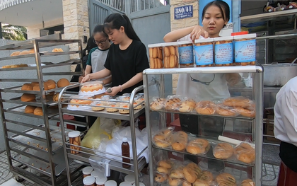 Tiệm bánh mì và shop quần áo 0 đồng ấm lòng người nghèo Sài Gòn